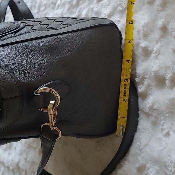 Sasha + Sofi gray zippered purse with weave design. Handle and shoulder strap. - Picture 14 of 17